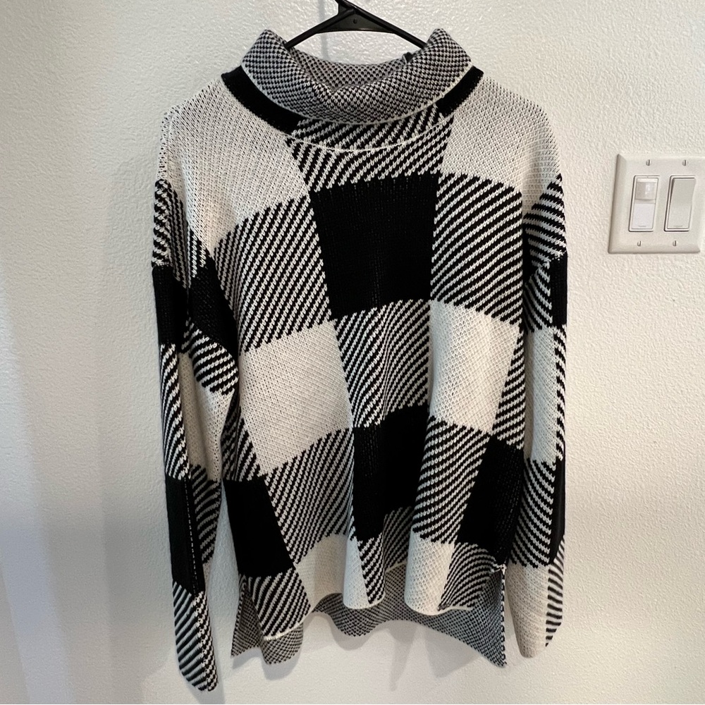 DKNY Black and White Knit Turtleneck Medium